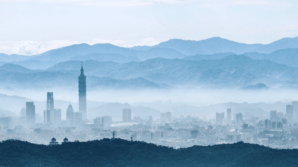 Taipei cityline photo by Hugo_ob on pixabay